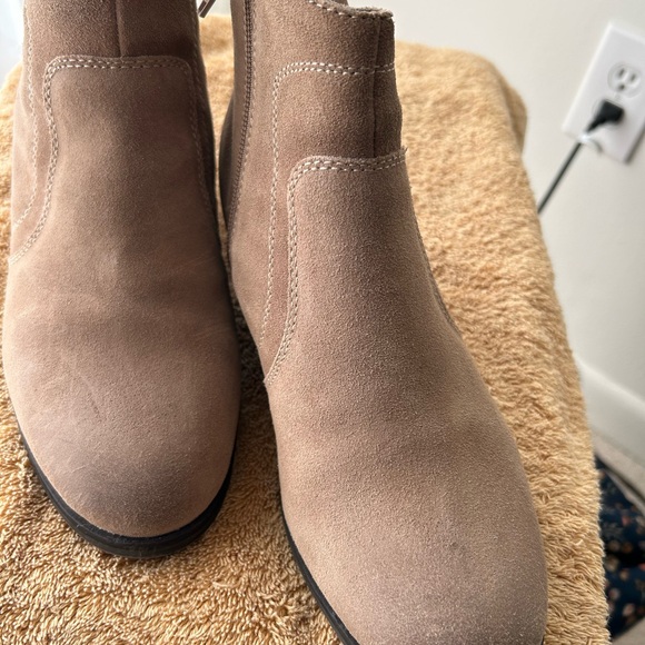 Tan taupe colored boots, looks like suede - Picture 4 of 6